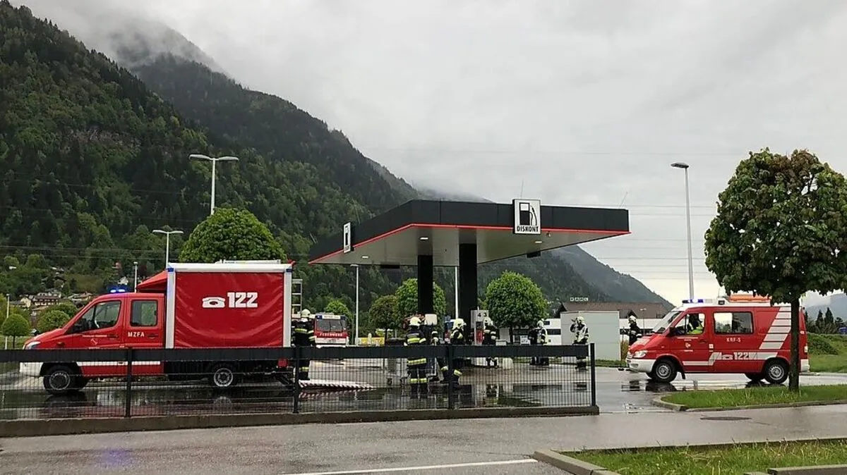 Feuerwehreinsatz bei der Hofer-Tankstelle