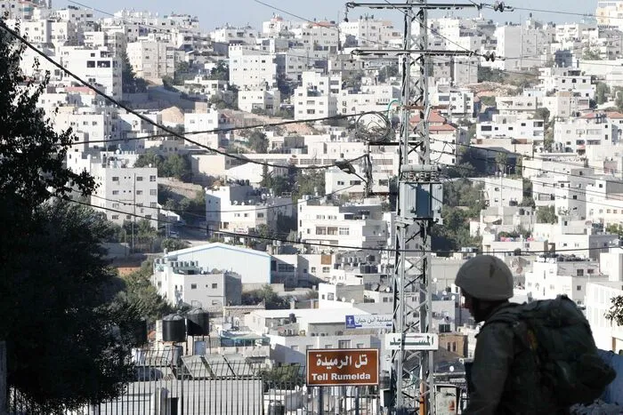 Ein israelischer Soldat bewacht den Eingang zu einer jüdischen Siedlung in Hebron im Westjordanland.