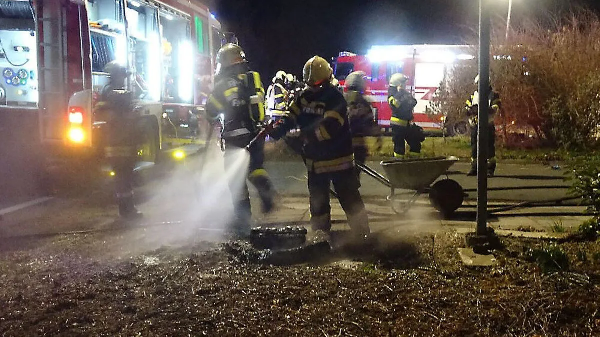 Rund 40 Einsatzkräften und sieben Fahrzeuge waren am Montabend im Einsatz