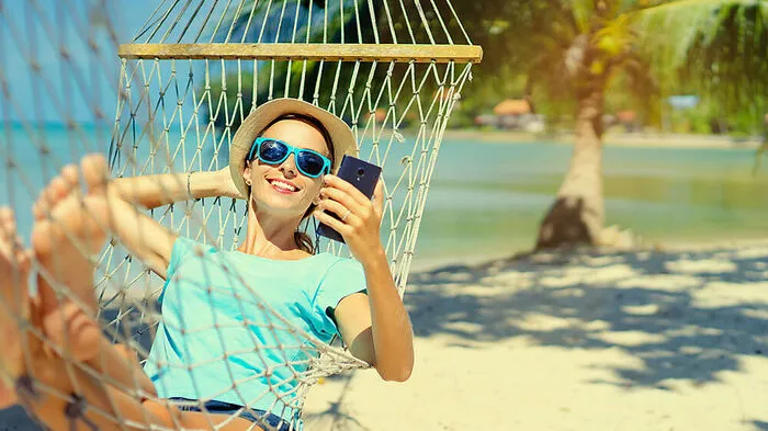 Das Smartphone ist für viele ein treurer Reisebegleiter