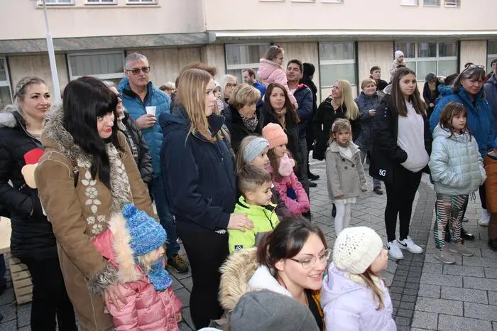 Nach der Begrüßung las Bürgermeister Bernd Osprian die Geschichte über die Entstehung des Weihnachtsliedes „Stille Nacht, heilige Nacht“ vor und Schlagerstar Natalie Holzner sorgte mit Weihnachtsliedern für stimmungsvolle Momente vor der Krippe. 