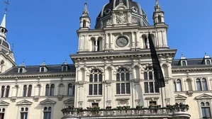 Schwarze Flagge am Grazer Rathaus