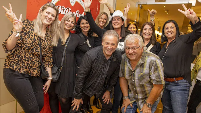 Gottfried Würcher und Wilfried Wiederschwinger mit Fans aus Tirol
