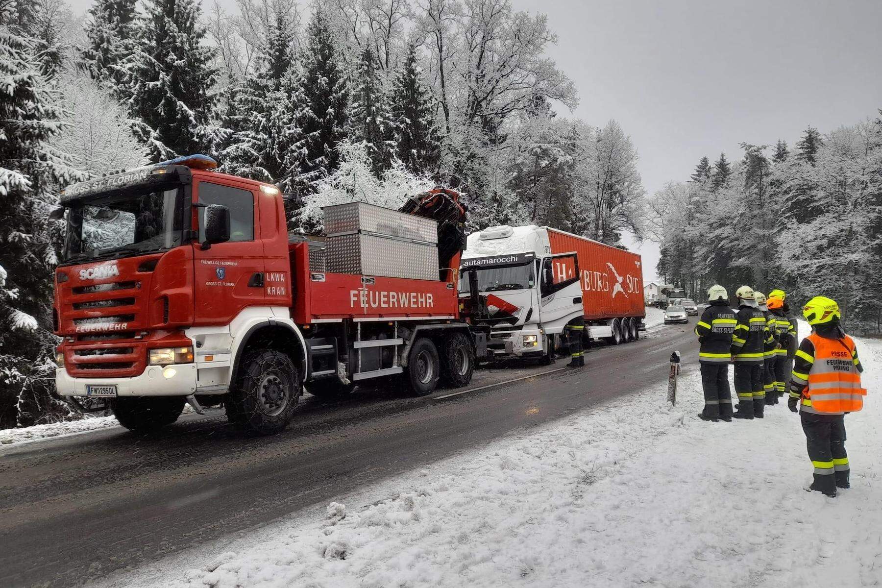 Totalsperre auf der B76 | Schneefall führt zu zahlreichen Einsätzen auf den südweststeirischen Straßen