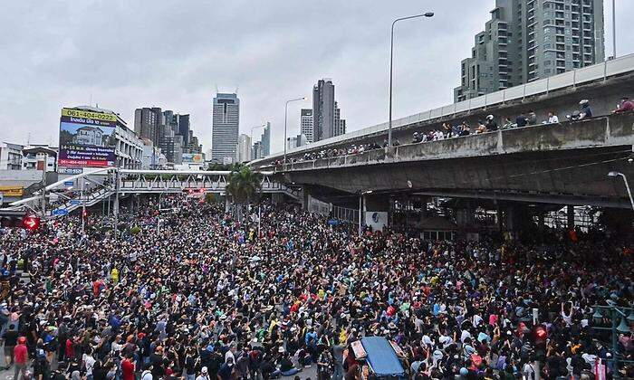 Die Demonstranten in Bangkok finden sich an großen Kreuzungen in den Geschäftsvierteln zusammen