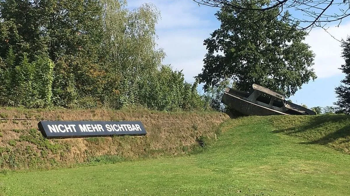 "Nicht mehr sichtbar", stimmt (noch) nicht ganz. Genau einen Monat ist der Österreichische Skulpturenpark im Süden von Graz heuer noch geöffnet
