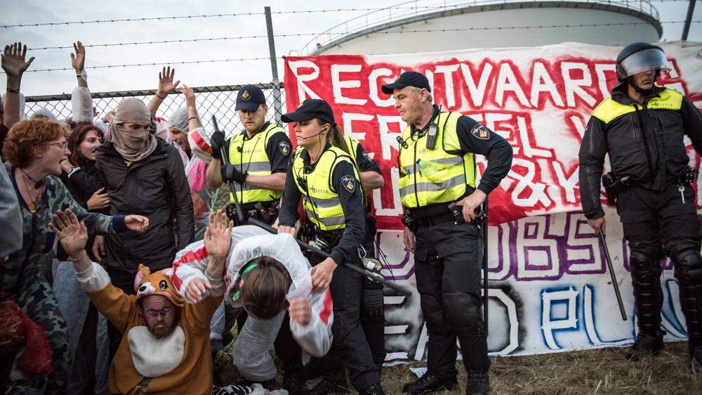 Immer wieder protestierten Bewohner von Groningen gegen die Gasbohrungen – der fehlende Rohstoff im Boden machte das Gestein brüchig und löste Beben aus