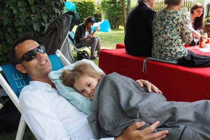 Der Erlös des sonntägigen Jazzpicknicks kommt einer Mutter zugute, die ein schwerst beeinträchtigtes Mädchen im Kindergartenalter hat. Sie bekommt eine Umschulung finanziert, damit sie in ihrem neuen Beruf mehr Zeit für ihr Kind hat.