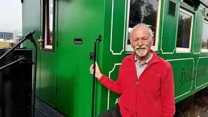 Lokführer und Betriebsstellenleiter Helmut Poglitsch mit der Stainzer Nostalgiebahn