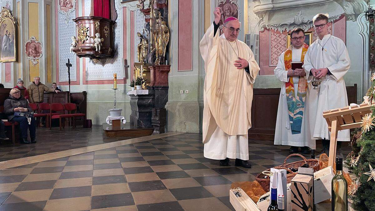 Bischof Wilhelm Krautwaschl segnete den Wein in der Wallfahrtskirche Frauenberg in Leibnitz