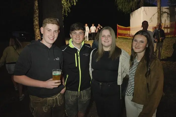 Bis in die frühen Morgenstunden wurde schließlich in der Disco-Zone zu DJ-Klängen getanzt. Stärken konnten sich die zahlreichen Gäste bei Grillhendl und Co. 