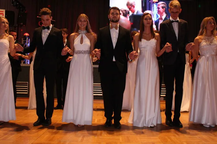 ... Die Polonaise wurde von der Tanzschule Glauninger choreografiert. Für musikalische Untermalung sorgten die Coconuts und Blackout.