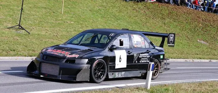 Im Subaru Impreza fährt Reinhold Taus um den Sieg in der Königsklasse der Bergrallye