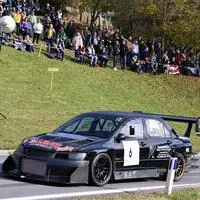 Im Subaru Impreza fährt Reinhold Taus um den Sieg in der Königsklasse der Bergrallye