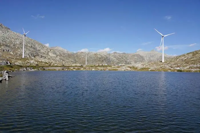 Foto Manuel Geisser 11.09.2023 Schweiz,Kanton Tessin Gotthardtunnel gesperrt. Bild : Bergsee und Windpark auf dem Gotthardpass *** Photo Manuel Geisser 11 09 2023 Switzerland,Canton Ticino Gotthard tunnel closed image mountain lake and wind farm on Gotthard pass