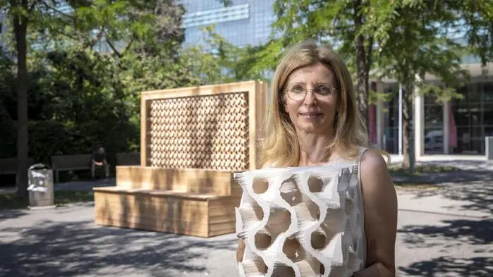 Milena Stavric vom Institut für Architektur und Medien der TU Graz mit einem kühlenden Keramikwürfel