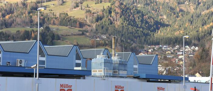 Im Hintergrund die Hallen der ehemaligen Firma Plansee, vorne Parkplätze der angrenzenden Müller-Filiale