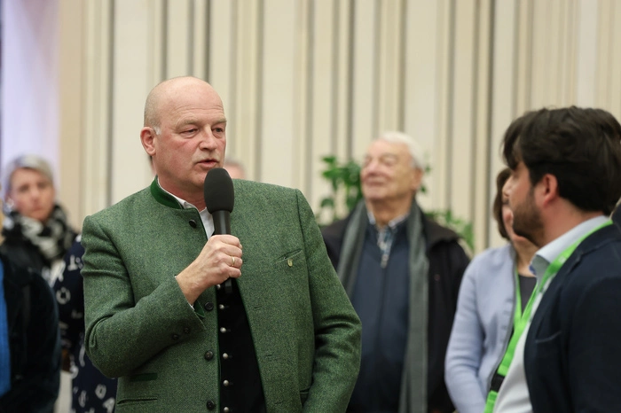 Bürgermeister Trinker im Dialog mit Christoph Hell (Envesta)