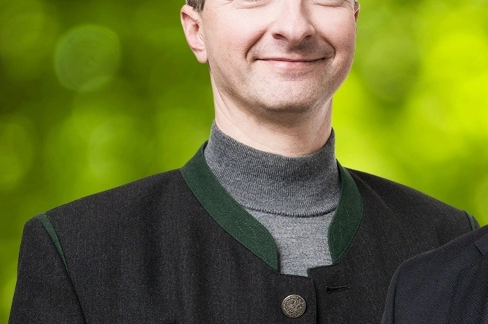 Ernst Heuberger betreibt eine Imkerei und Schäferei in Hohenbrugg an der Raab. Jetzt möchte der Diplomingenieur der technischen Chemie mit den Grünen Bäuerinnen und Bauern den Einzug in die Kammer schaffen. Ihm ist wichtig, dass die „Meinungsvielfalt nicht nur in der Kammer, sondern allgemein bei offiziellen Stellen gehört“ wird. Deshalb sind ihm etwa die Einbringung alternativer Sichtweisen auf die Landwirtschaft und Biolandwirtschaft als Qualitätsmaßstab ein Anliegen. Auch Kontrolle und Transparenz gehören dazu.