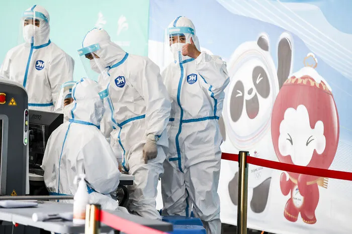 An diese Bilder musste man sich gewöhnen. Das Virus sorgte in Peking nicht nur für strikte Regeln, sondern zerstörte die Medaillenträume von vielen Sportlerinnen und Sportlern, etwa jenen von Skispringerin Sara Marita Kramer.