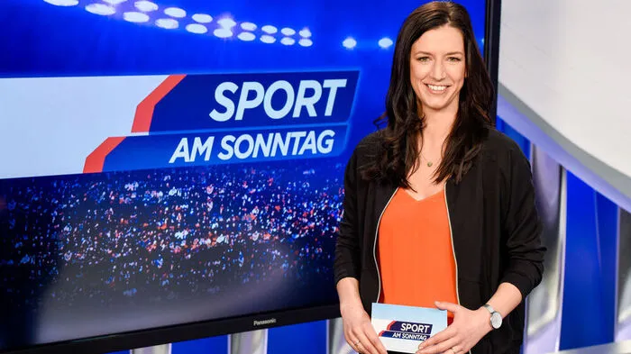 Karoline Zobernig teilt sich mit Alina Zellhoifer Oliver Polzer, Boris Kastner-Jirka und Rainer Pariasek die Moderation.