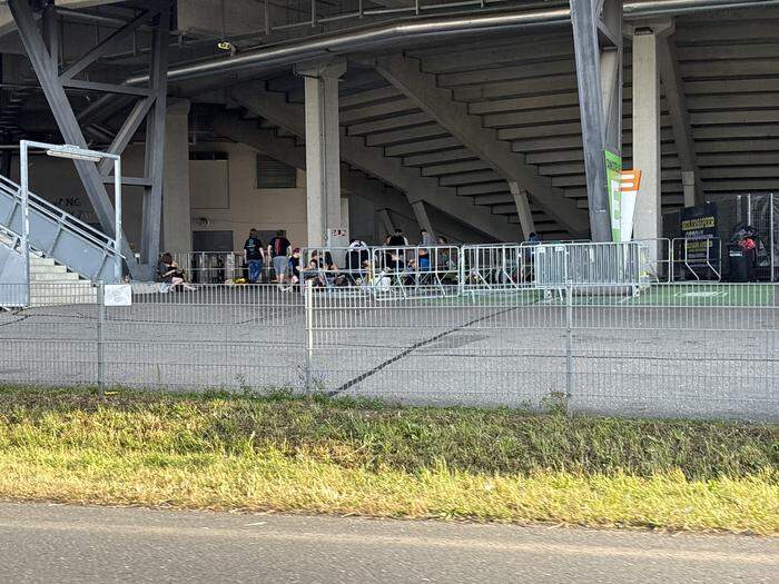 Am zweiten Tag vor dem Stadion Klagenfurt