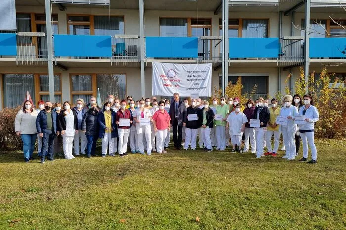 Und zwar vor dem Pflegeheim Johann-Böhm-Straße des Sozialhilfeverbandes, wo sich zu Mittag zahlreiche Bedienstete einfanden.