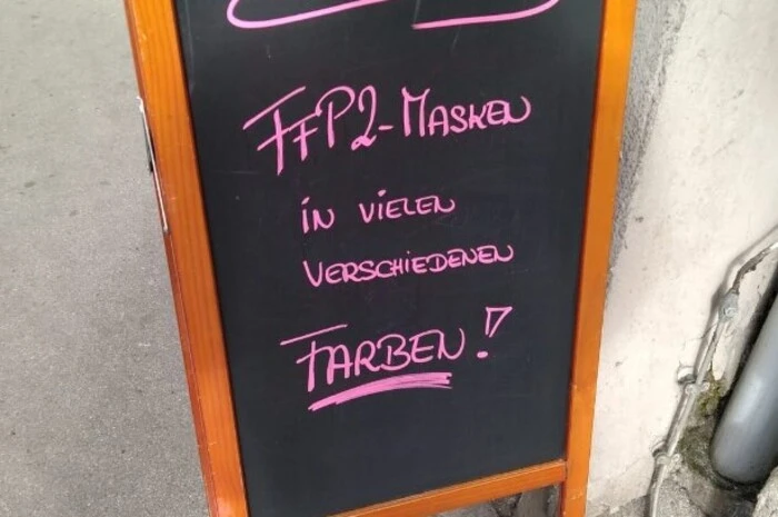 ... einige Spaziergänger abrupt bremsen. Färbige FFP2-Masken?