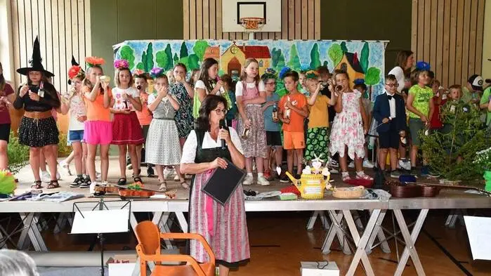 Im Turnsaal der Volksschule Schöder wurde am Donnerstagvormittag nicht nur der Schulschluss gefeiert, sondern auch ein besonders emotionaler Abschied begangen.