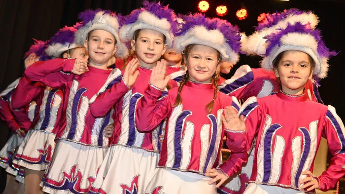 Die Kinderprinzengarde bezaubert gleich zu Beginn.