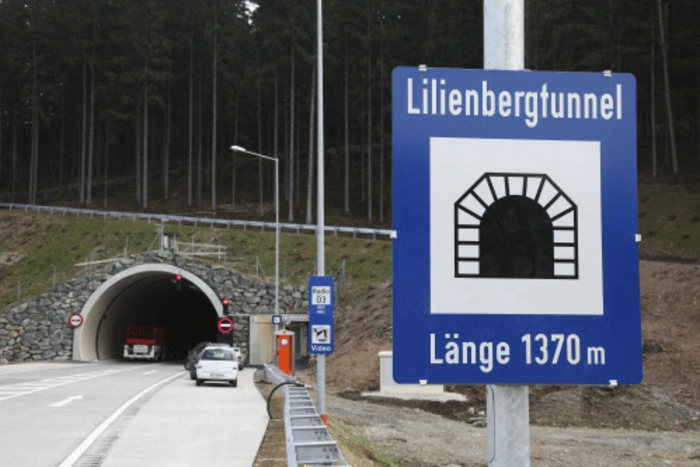 Völkermarkt drohte lange Zeit im Durchzugsverkehr zu ersticken. 7000 Pkw und mehr als 500 Lkw pro Tag sorgten für Dauerverkehr im Stadtzentrum. Mit der Eröffnung des Lilienbergtunnels am 11. April 2010 wurde die Bezirkshauptstadt vom Durchzugsverkehr entlastet. Die Baukosten für die insgesamt 2819 Meter lange Umfahrung betrugen rund 46 Millionen Euro.
