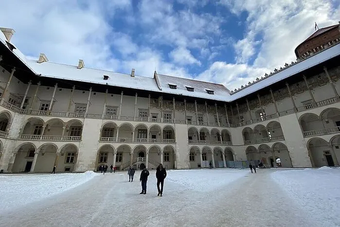 Von innen nimmt sich das Schluss sehr hübsch aus: Fake-Renaissance, wie uns erklärt wird: König Sigismund hat seine Residenz im 16. Jahrhundert für seine italienische Gattin Bona Sforza behübscht, so manche strenge Regel der italienischen Renaissance wurde allerdings "polnisiert".
