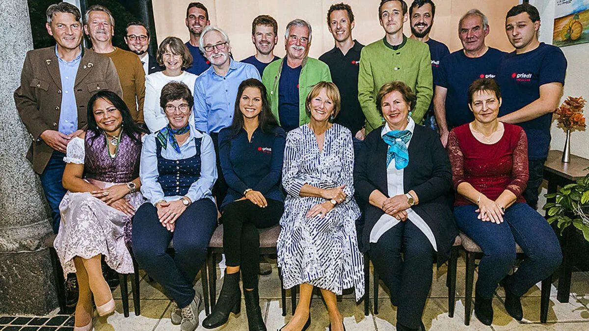 Firmenchef Dominik Griedl (hinten, 5.v.r.) feierte das 150-Jahr-Jubiläum seines Traditionsbetriebes mit Mitarbeiterinnen und Mitarbeitern