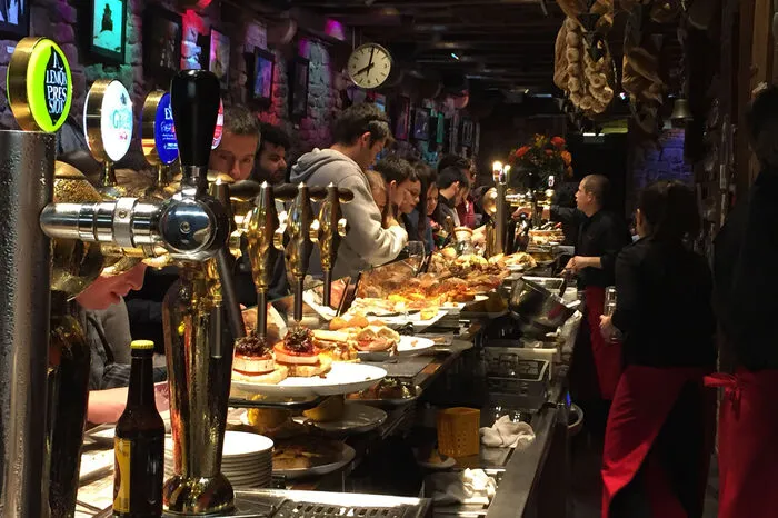 1. Tapas heißen in dieser Region Pinxos. Wer sie nicht probiert, verpasst etwas.