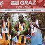 Sieger George Onyancha mit dem Zweitplatzierten Joel Kipkenei (links) und dem Dritten Victor Kiplagat (rechts)