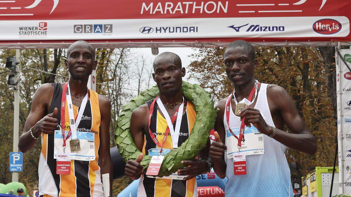 Sieger George Onyancha mit dem Zweitplatzierten Joel Kipkenei (links) und dem Dritten Victor Kiplagat (rechts)