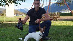 Hundebesitzer Patrick Thaler aus Gallizien hat für seinen Jack-Russel-Terrier Kelly immer ein Sackerl dabei