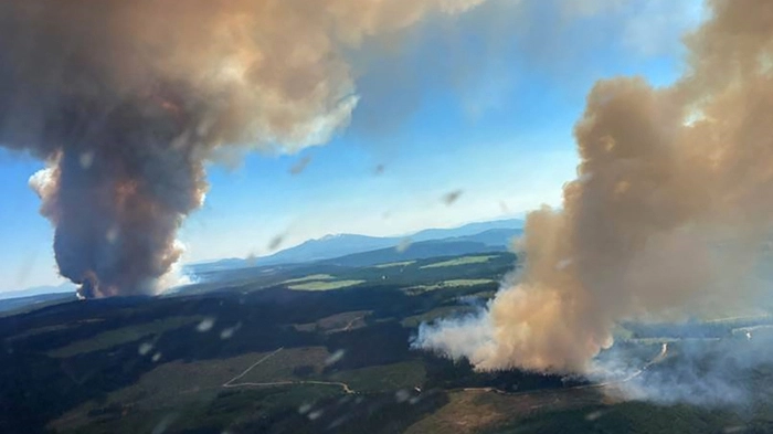 Tagelang machte die kanadische Ortschaft Lytton mit immer neuen Hitzerekorden Schlagzeilen - nun hat ein Flammeninferno die Gemeinde fast komplett zerstört.