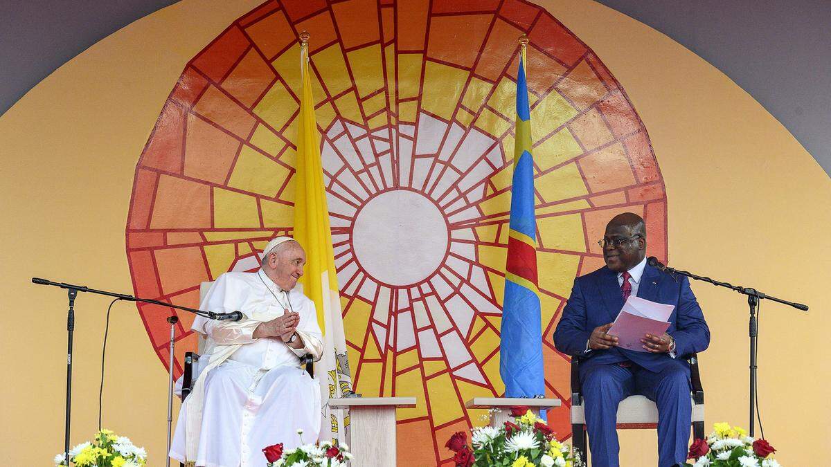 Papst Franziskus und der umstrittene kongolesische Präsident Félix Tshisekedi (rechts)