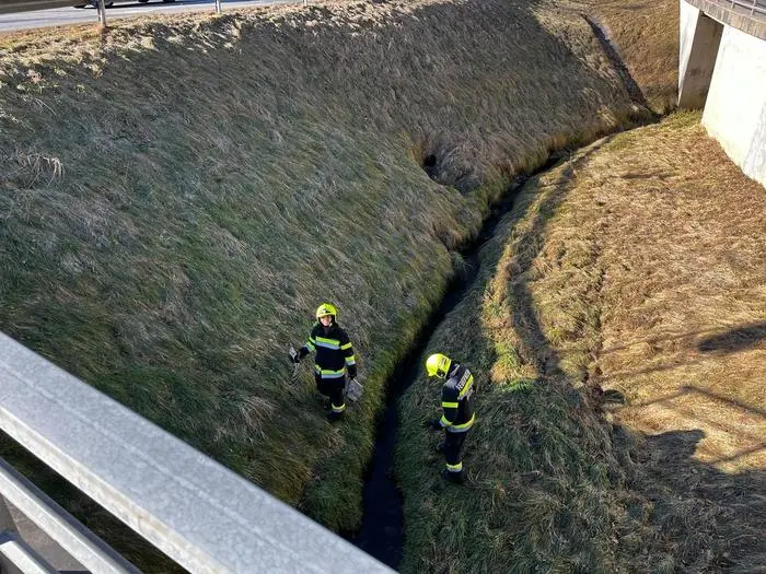 Einige Fahrzeugteile wurden bei dem Unfall über die Böschung geschleudert