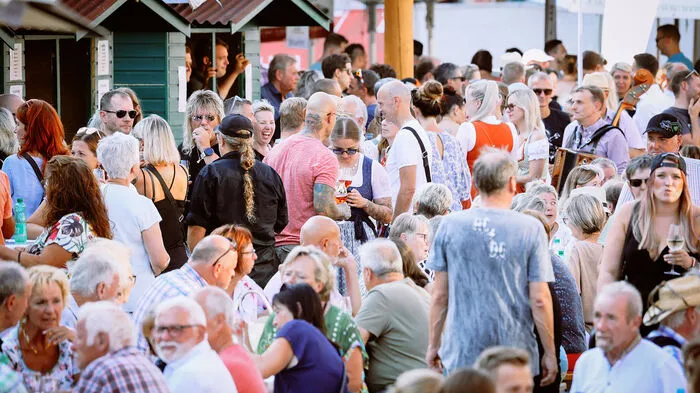 Beim Weinfest am Leobener Hauptplatz wussten die Gäste edle Tropfen aus 40 steirischen Weingütern zu genießen.