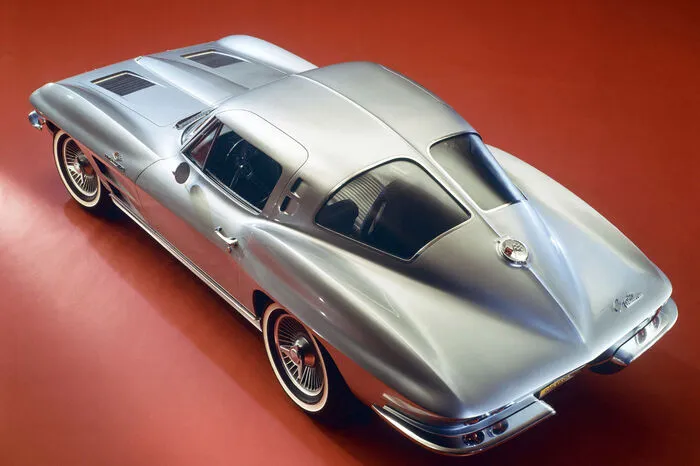 Asphaltcowboy. Der amerikanische Automythos. Die Corvette C2 „Sting Ray“ zählt zu den schönsten Klassikern und besitzt nicht nur in den USA Kultstatus. In Europa tat sich die amerikanische Sportwagenlegende gegen die etablierte PS-Elite jahrzehntelang schwer, mit den Modellen der letzten Generation entwickelte sich der US-Roadrunner allerdings zu einem echten Wettbewerber. Und die achte Generation steht schon in den Startlöchern, mit Mittelmotor, wie man hört.