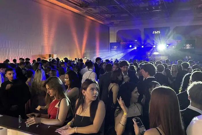 Festliche Kleider, elegante Anzüge und die passende Musik verwandelten die Stadthalle in eine Welt voller Charme und Glanz