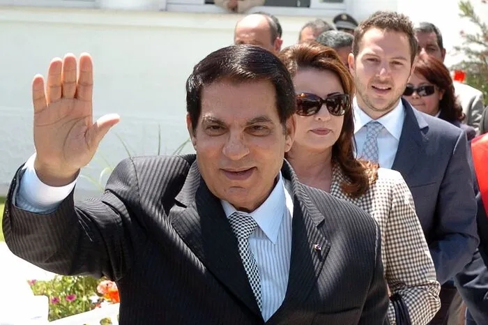 Zine el-Abidine Ben Ali war von 1987 bis 2011 der autokratisch regierende Präsident Tunesiens. Am 14. Jänner 2011 verließ er nach gewaltsamen öffentlichen Protesten das nordafrikanische Land und floh nach Saudi-Arabien. Er starb im September 2019.