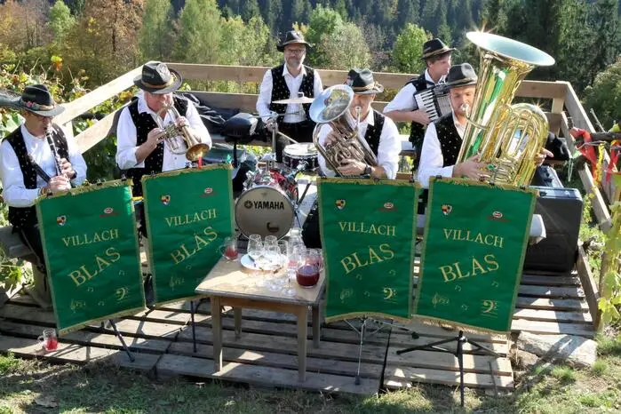 Übrigens: Für den musikalischen Aufputz sorgte „Die Villacher Blas“ (Foto). Neben den Hausherren Franz und Alexander Laßnig unter anderem gesichtet: Bürgermeister Arnold Pacher, Musiker Peter Prammerdorfer, Steinwerke-Chef Werner Kogler sowie Burgverein-Obmann Jakob Koschutnig. Ein Video gibt es auf Facebook Kleine Zeitung St. Veit/Feldkirchen zu sehen! Klicken Sie sich durch die Fotogalerie! 