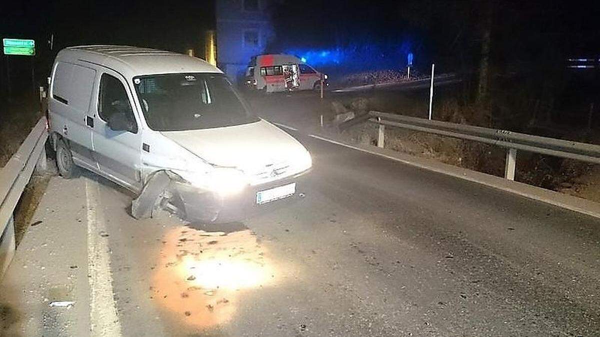 Der Transporter wurde an der linken Front beschädigt