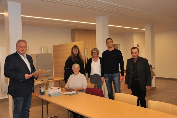 Angelobung der Mitglieder der Wahlbehörde im Freizeitheim Trieben durch Bürgermeister Helmut Schöttl, bei der Stimmabgabe selbst war das Fotografieren verboten