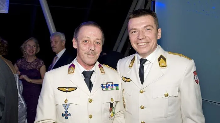 Seinen letzten Fliegerball organisierte Oberst Manfred Mayer (links). Nach zehn Jahren geht er in die "Fliegerball-Pension".
