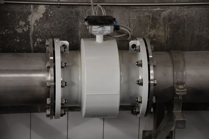 Der induktive Durchflussmesser zeichnet auf, wie viel Mischwasser die Pumpstation verlässt und in die Kläranlage einmündet.