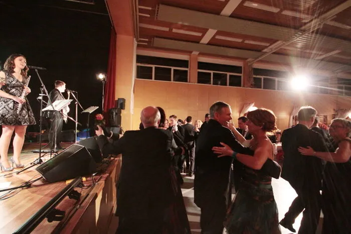 Im liebevoll dekoriertem Festsaal sorgte die Band „Van Zirben“ für feinste Tanzmusik.